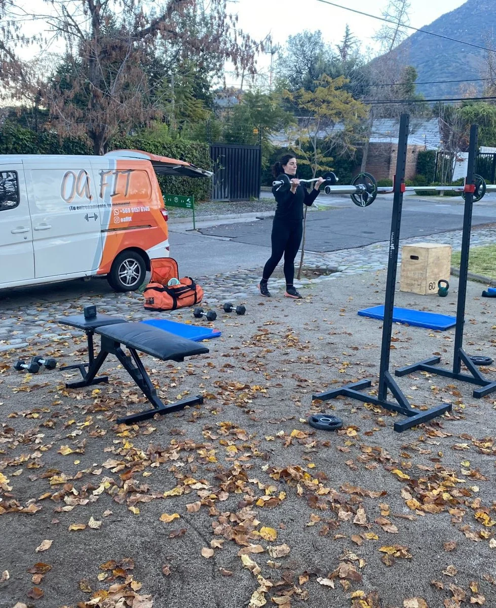 Van OAFIT con barra olímpica, racks y equipamiento profesional listo para entrenar
